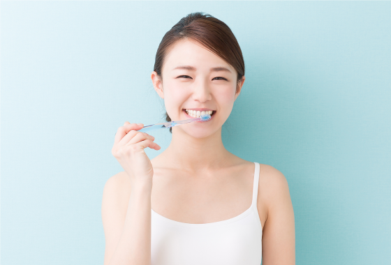 歯みがきをする女性