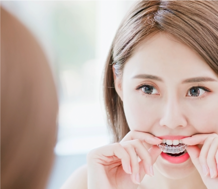マウスピースを取り付ける女性