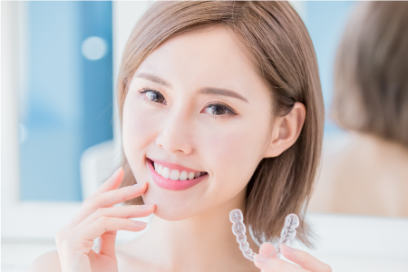 ホワイトニングによる白い歯の女性